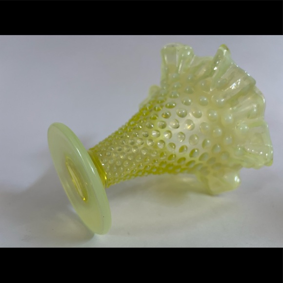 •Vintage Fenton Vase Topaz Yellow Hobnail Uranium Vase• - Picture 7 of 12